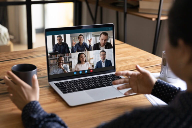 Een vrouw online in gesprek met haar collega's