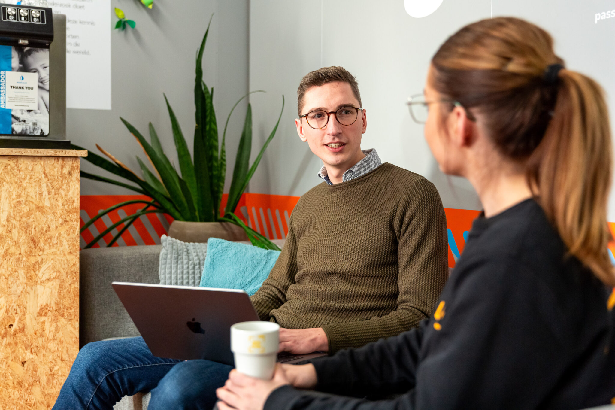 2 collega's in overleg met een laptop erbij voor notities